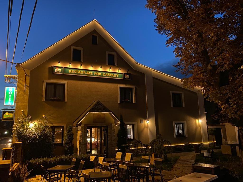 Hotel & Restaurant Pod Kastany Krupka Exterior foto