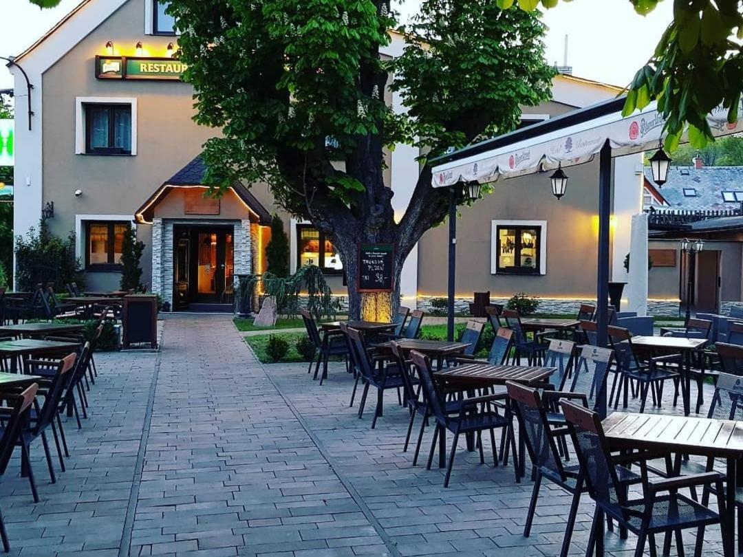 Hotel & Restaurant Pod Kastany Krupka Exterior foto